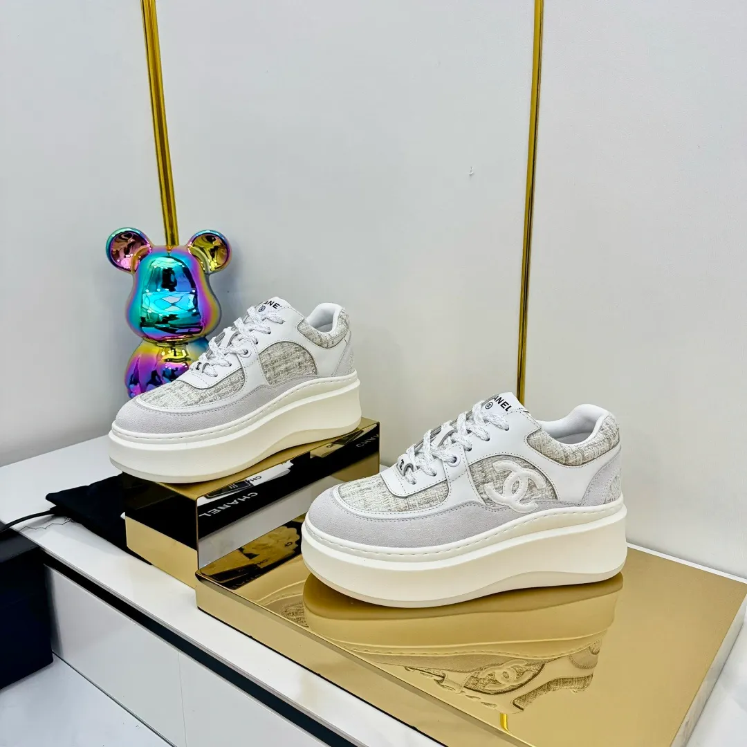 👟👟Ex-factory price 600👟👟 Upgraded version, upgraded version, upgraded version! No rebuttal accepted! ! ! ! Chanel Chanel panda shoes! 2025 counter's top casual sports shoes. This classic design; the upper is electro-embroidered with a variety of techniques; the outsole is fashionable and sporty; the unusual inclusion of a variety of color matching elements... The diversified mix and match is very good-looking and versatile, and can be used for leisure, fashion, sports, and outdoor... ꫛꫀꪝ Go➫ Materials: ❶Upper made of: original imported first-layer silk cowhide + original waterproof cloth + original first-layer cowhide ❷Inner lining: Original Yangli+Net ❸Outsole based on: Original TPU combination outsole Counter boutique packaging complete set for women 35–41 👉 👉 👉 👉 👉